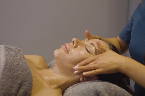 Renew Spa Day with 25 Minute Treatment and Lunch for One at Glass House Retreat – Weekdays